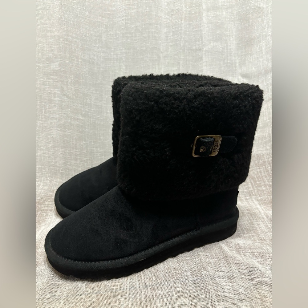 UGG SZ 8W Cozy Black Fleece-Lined Boots